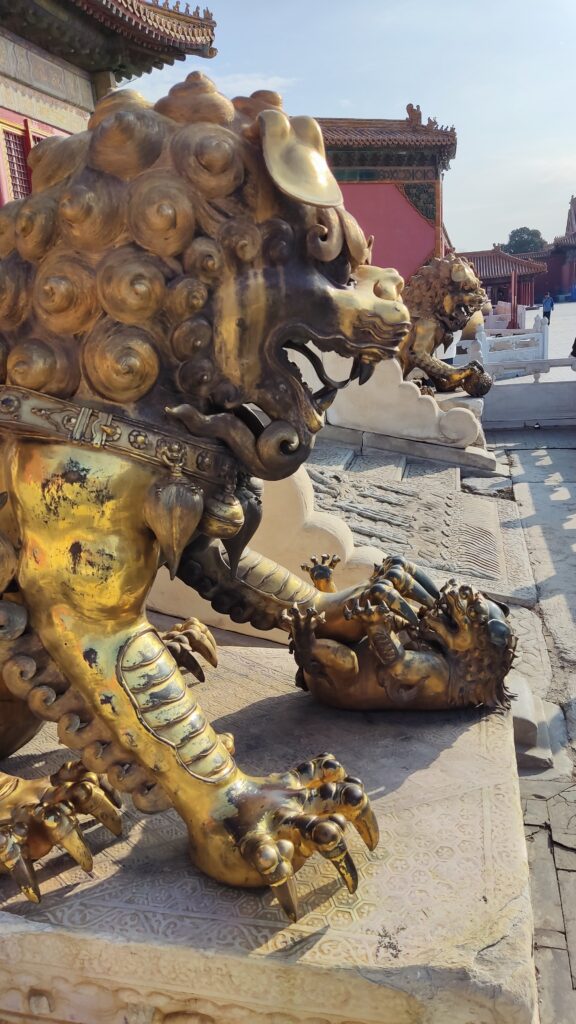 Dragón chino con cachorro en la pata, significa que es hembra. Ciudad prohibida de Pekín
