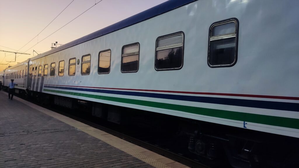 viajar en tren en Uzbekistán