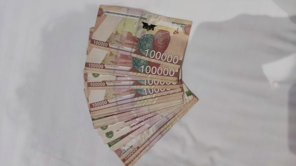 som uzbeko (UZS)