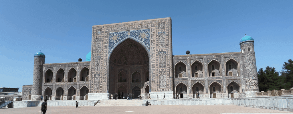 Madrasa Tilya-Kori_plaza_registan_Samarcanda_uzbekistan